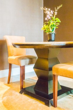 Boş masa ve sandalye