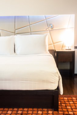 Yatakta güzel yastık