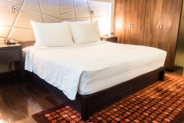 Yatakta güzel yastık