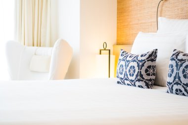 Yatakta güzel yastık