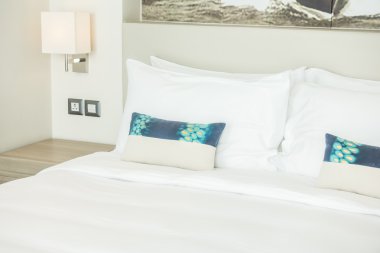 Yatakta güzel yastık