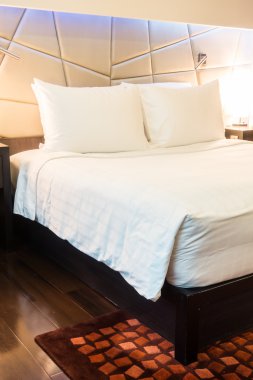 Yatakta güzel yastık