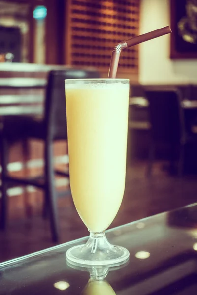 Mango smoothies glas — Stockfoto