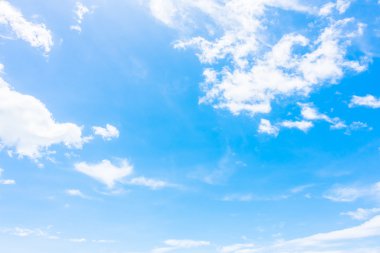 Mavi gökyüzünde beyaz bulut