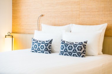 Yatakta güzel yastık