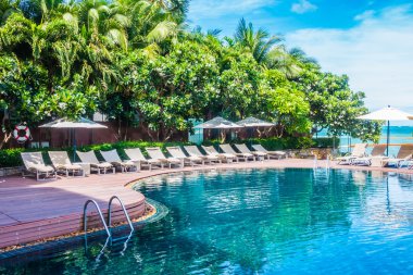 Şemsiye ve Yüzme Havuzu etrafında sandalye