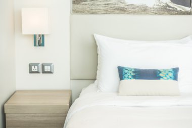 Yatakta güzel yastık