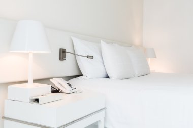 Yatakta güzel yastık