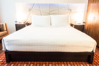 Yatakta güzel yastık