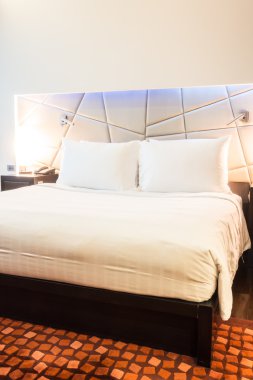 Yatakta güzel yastık