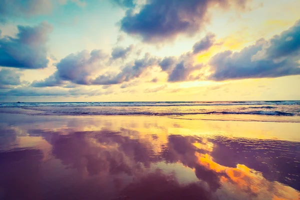 Puesta de sol en la playa — Foto de Stock