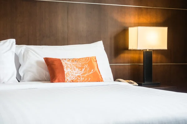 침대에 아름 다운 베개 — 스톡 사진