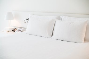 Yatakta güzel yastık