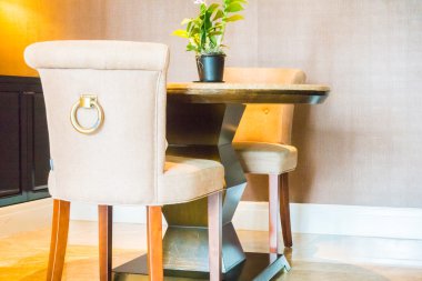 Boş masa ve sandalye