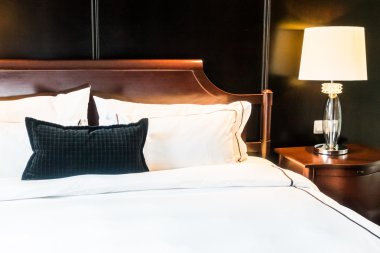 Yatakta güzel yastık