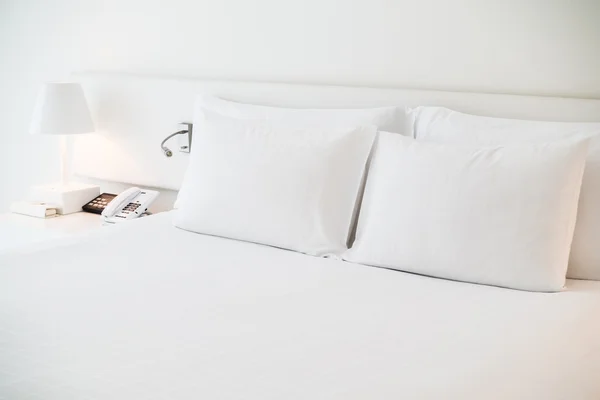 Gyönyörű párna ágyon — Stock Fotó