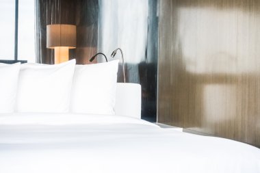 Yatakta güzel yastık