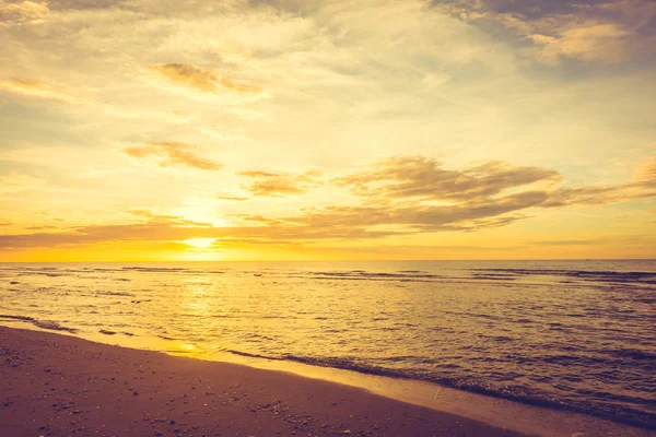 Solnedgång på stranden — Stockfoto