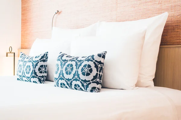 Hermosa almohada blanca en la cama —  Fotos de Stock