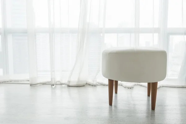 Білий табуретку стілець — стокове фото