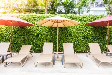 Yüzme Havuzu etrafında şemsiye sandalye