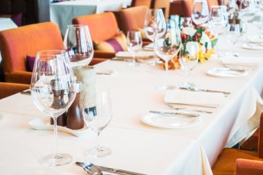  Tablo ayarı ile Şarap kadehi