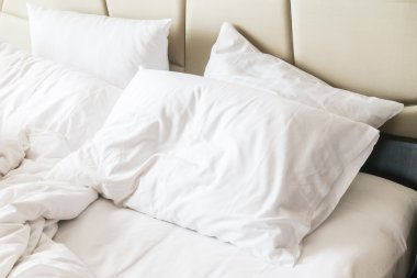 buruşuk yatak beyaz dağınık yastık ile