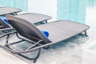 Yüzme Havuzu etrafında sandalye