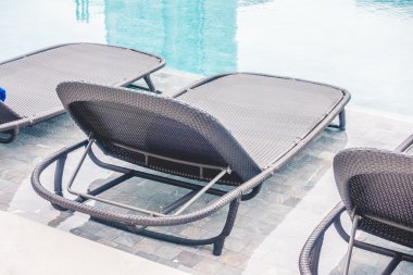 Yüzme Havuzu etrafında sandalye