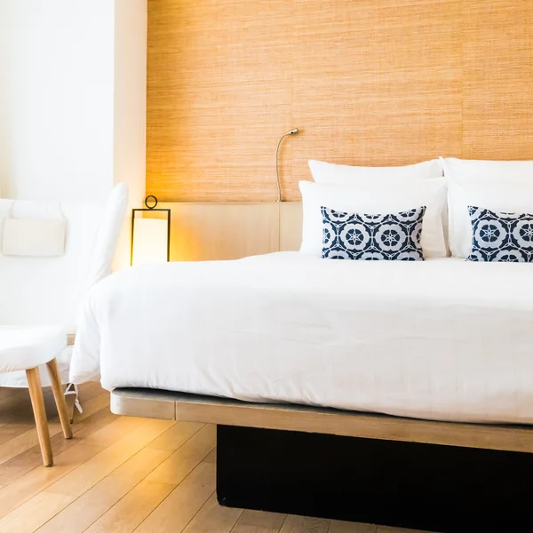 Yatakta güzel beyaz yastık 