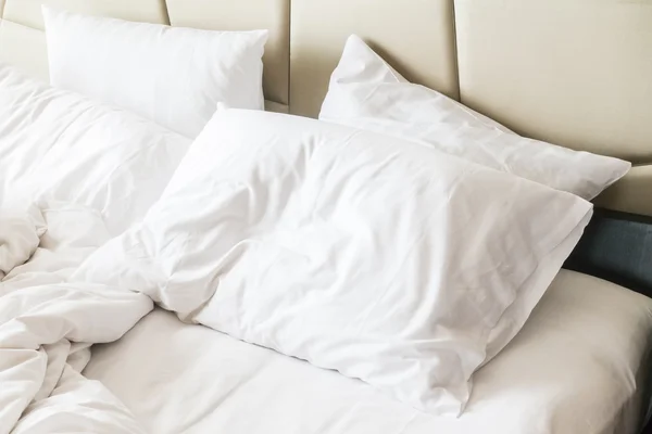 Cama arrugada con almohada blanca desordenada —  Fotos de Stock