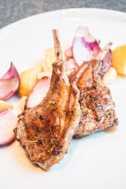 Izgara kuzu raf biftek