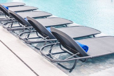 Yüzme Havuzu etrafında sandalye