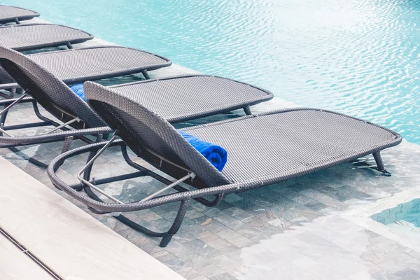Cadeira em torno da piscina — Fotografia de Stock