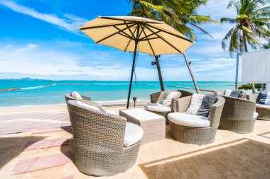 Şemsiye ve sandalye sahilde.