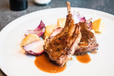 Izgara kuzu raf biftek