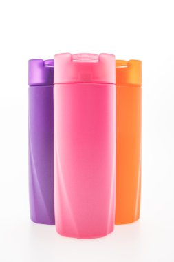 Boş kozmetik ve şampuan şişesi