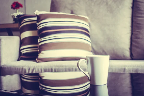 Tasse à café blanche sur la décoration de table — Photo