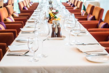 Tablo ile Şarap kadehi