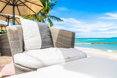 Şemsiye ve sandalye sahilde.