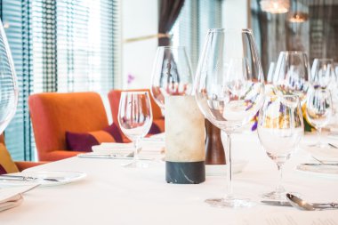  Tablo ayarı ile Şarap kadehi