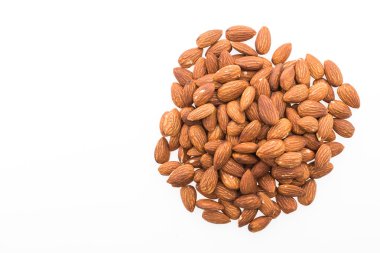 Beyaz arkaplanda badem