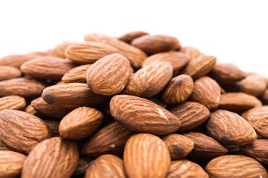 Beyaz arkaplanda badem