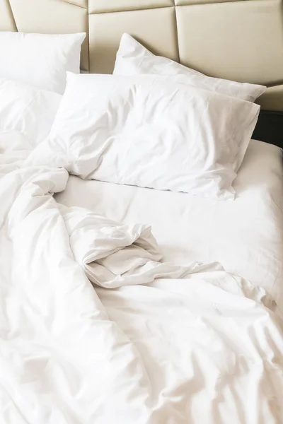 Cama enrugada com travesseiro bagunçado branco — Fotografia de Stock