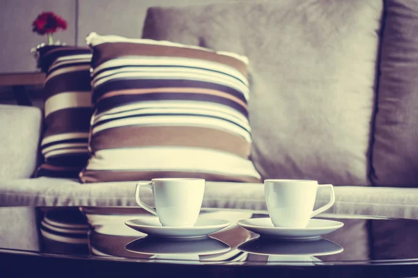 テーブル デコレーションに白いコーヒー カップ — ストック写真