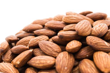 Badem yığını üzerinde beyaz