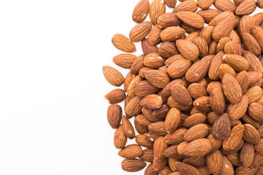 Badem yığını üzerinde beyaz