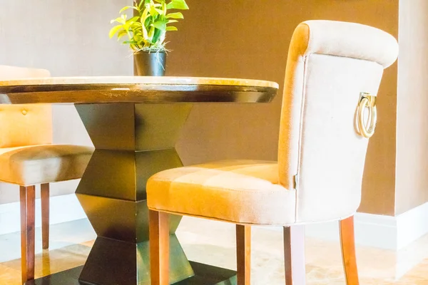 Boş masa ve sandalye