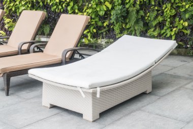 Sandalye dekorasyonu havuz çevresinde