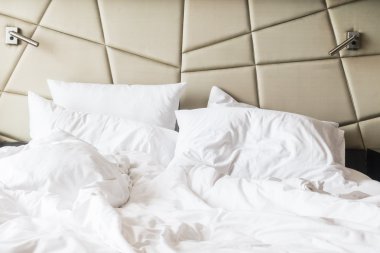 Buruşuk yatak yatak odasında